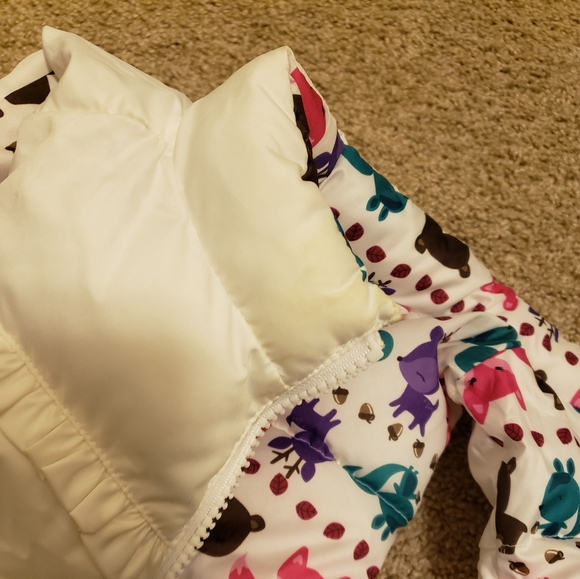 Girl's puffy vest - Picture 3 of 3